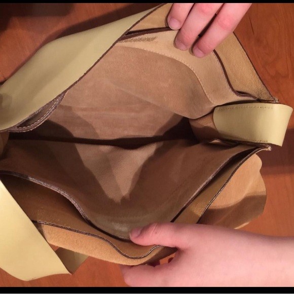 Miu Miu Unisex messenger style bag in beautiful calf shin. Barely used. - Picture 5 of 5